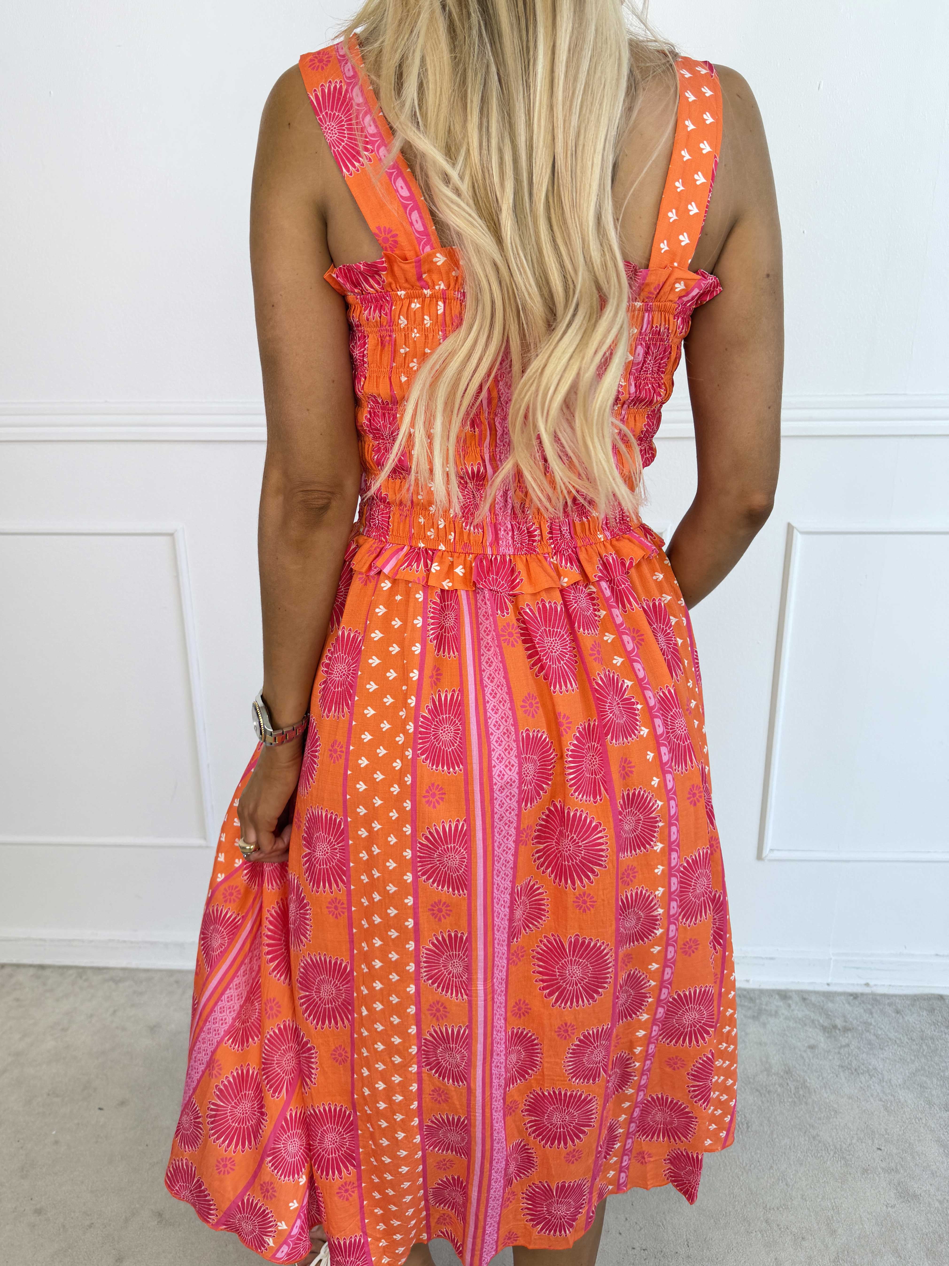 Marisol Sunburst - Plus size sommarklänning i viskos med smock över bröstet